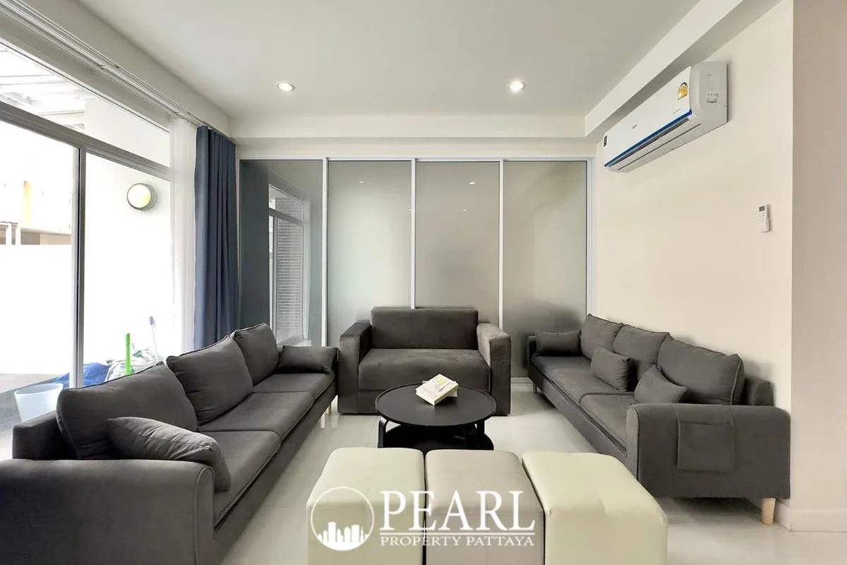 10 Bedroom House for Sale in Central Pattaya fully equipped kitchen with island