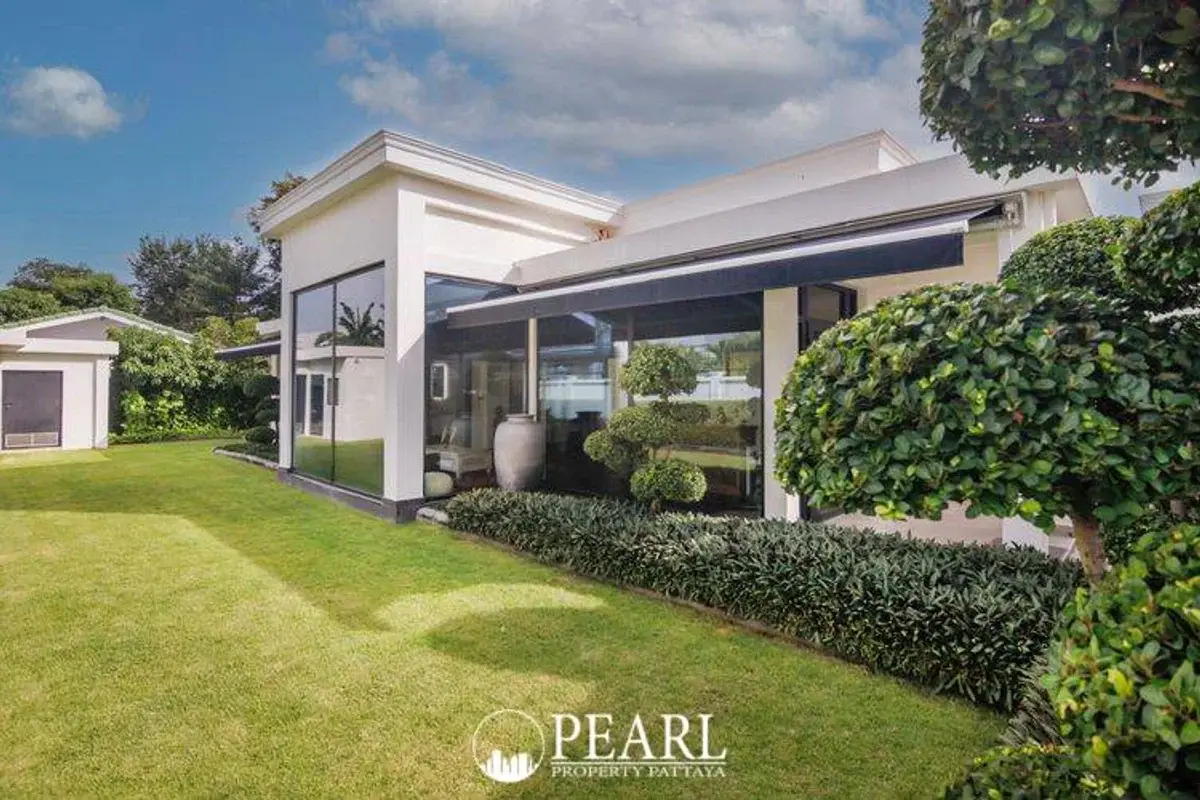 2 Bedroom House for Sale in L Pattaya living room with sofa