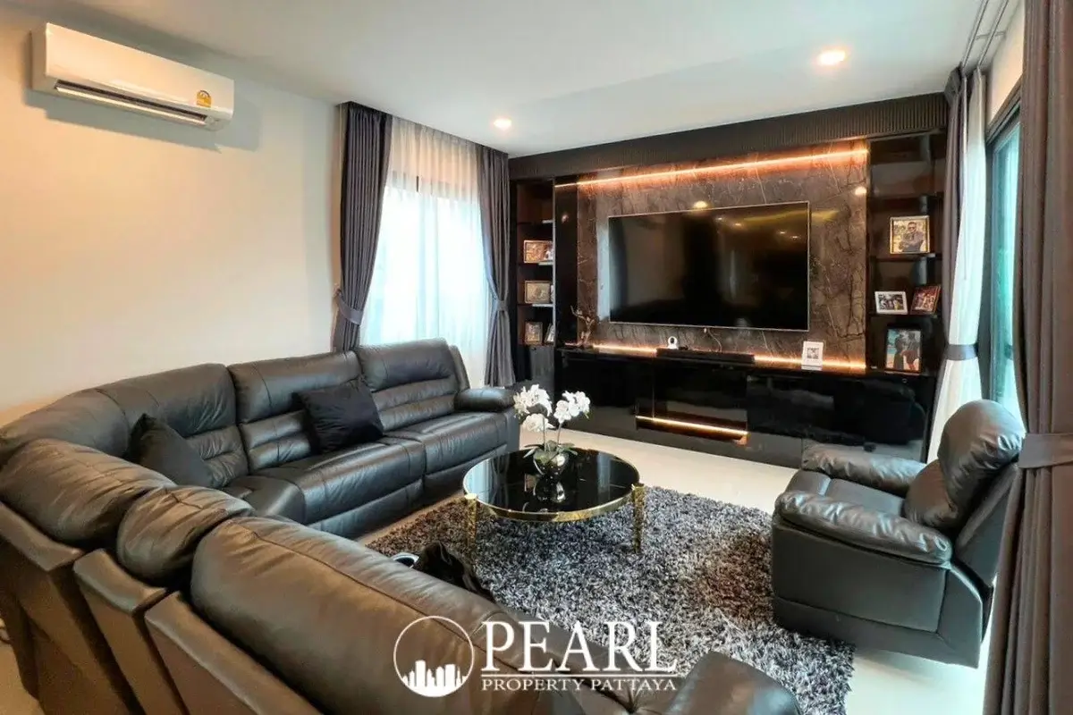 3 Bedroom House for Sale in Patta Ville spacious living room