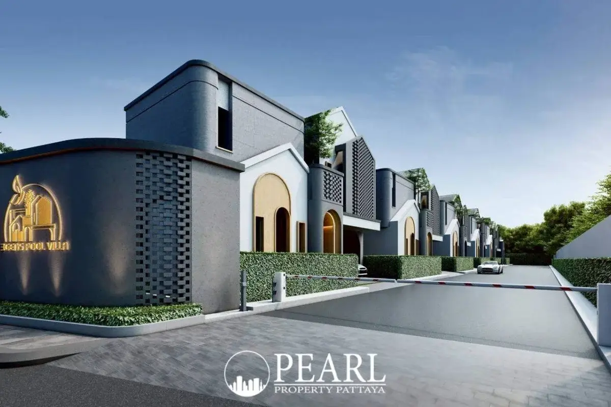 5 Bedroom House for Sale in Myroom Pool Villa private swimming pool with sun loungers