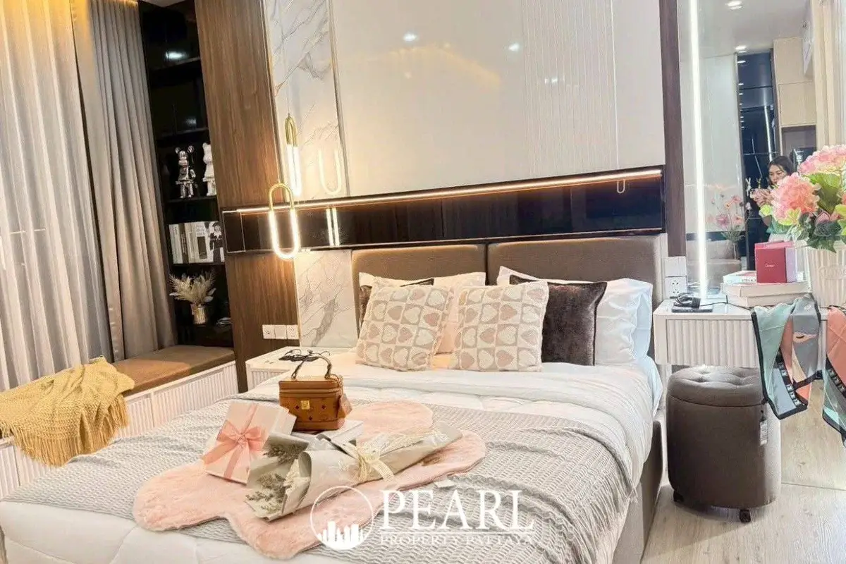 1 Bedroom Condo for Sale in Arom Wongamat elegant bathroom