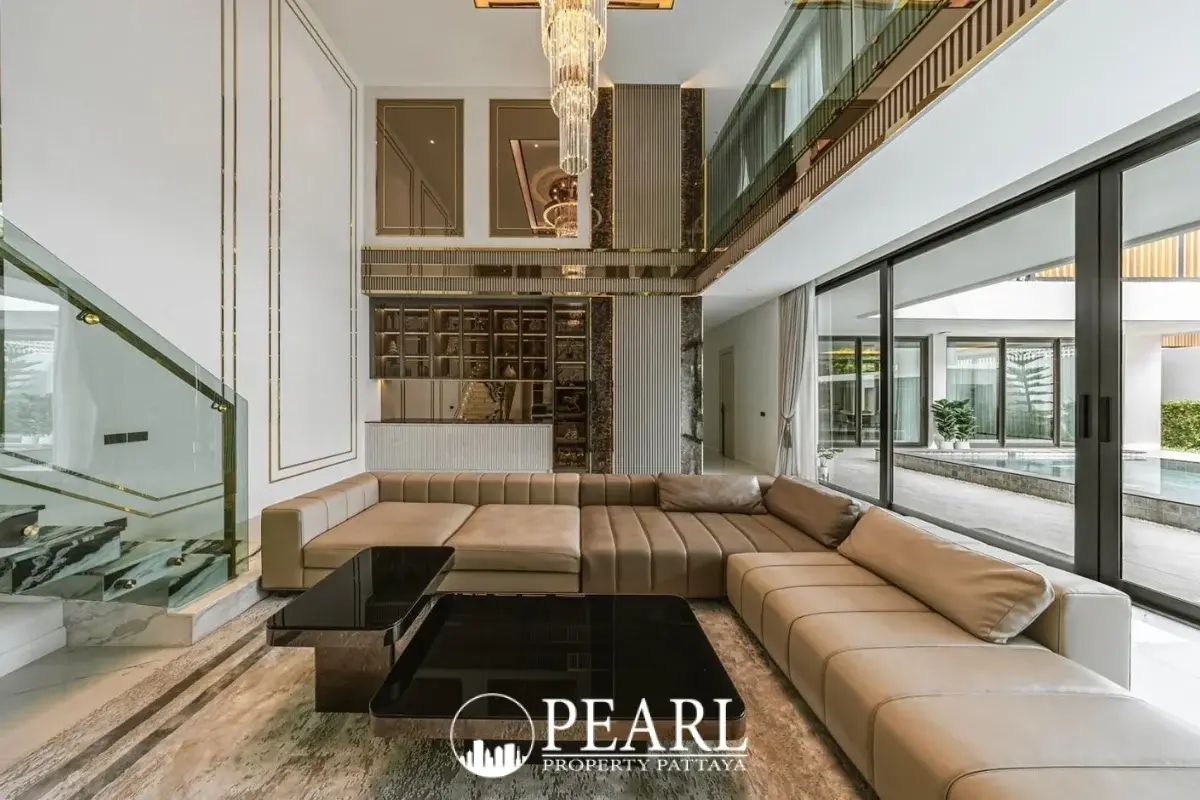 8 Bedroom House for Sale in Jomtien master bedroom