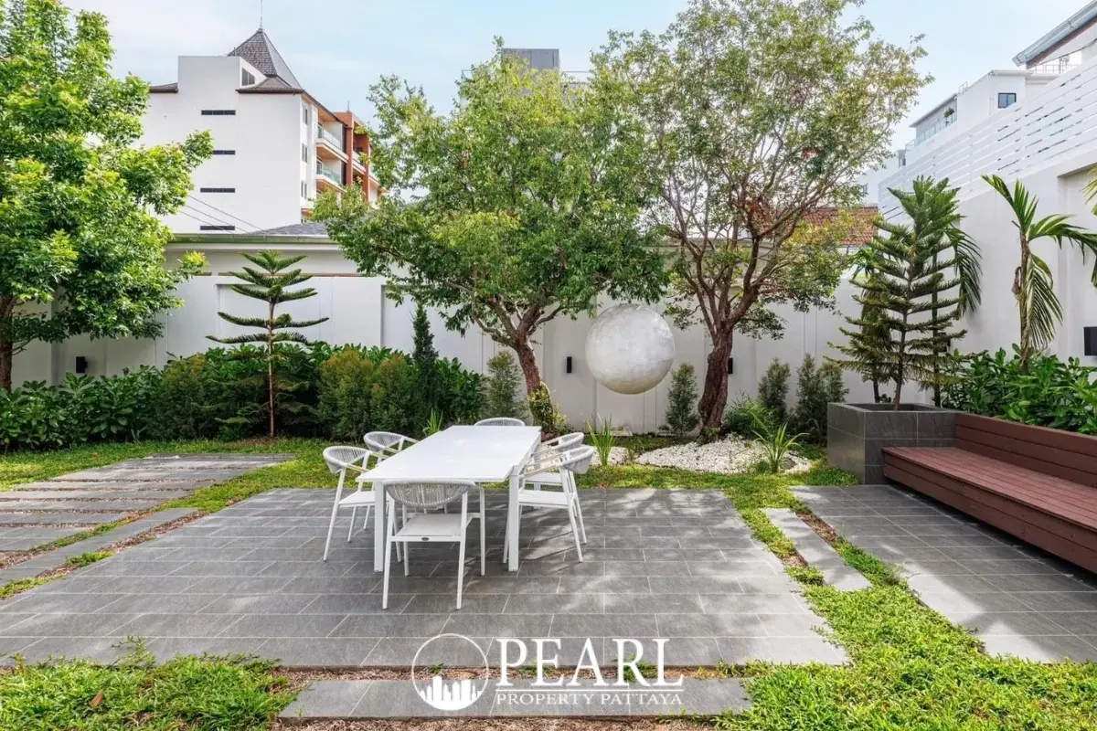 8 Bedroom House for Sale in Jomtien private swimming pool