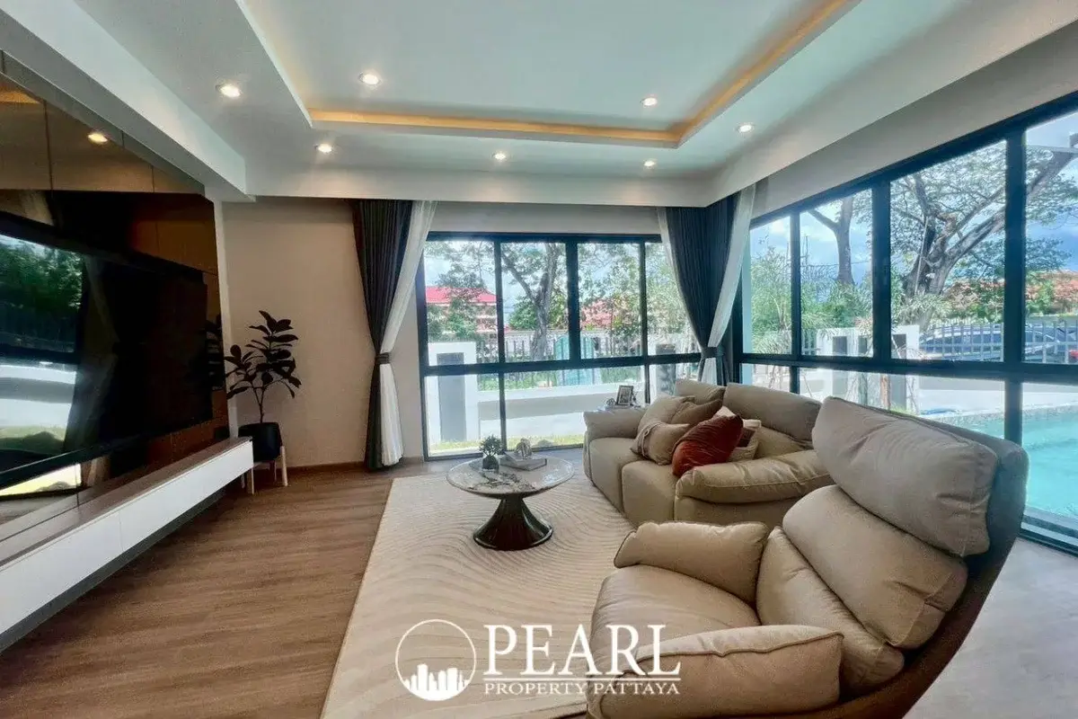 4 Bedroom House for Sale in Thamber Private Pool Villa spacious living room
