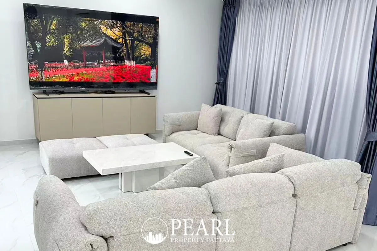 4 Bedroom Villa for Sale in Nong Prue master bedroom with ensuite bathroom