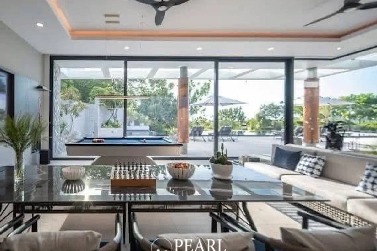 4 Bedroom House for Sale in L Pattaya master bedroom with ensuite
