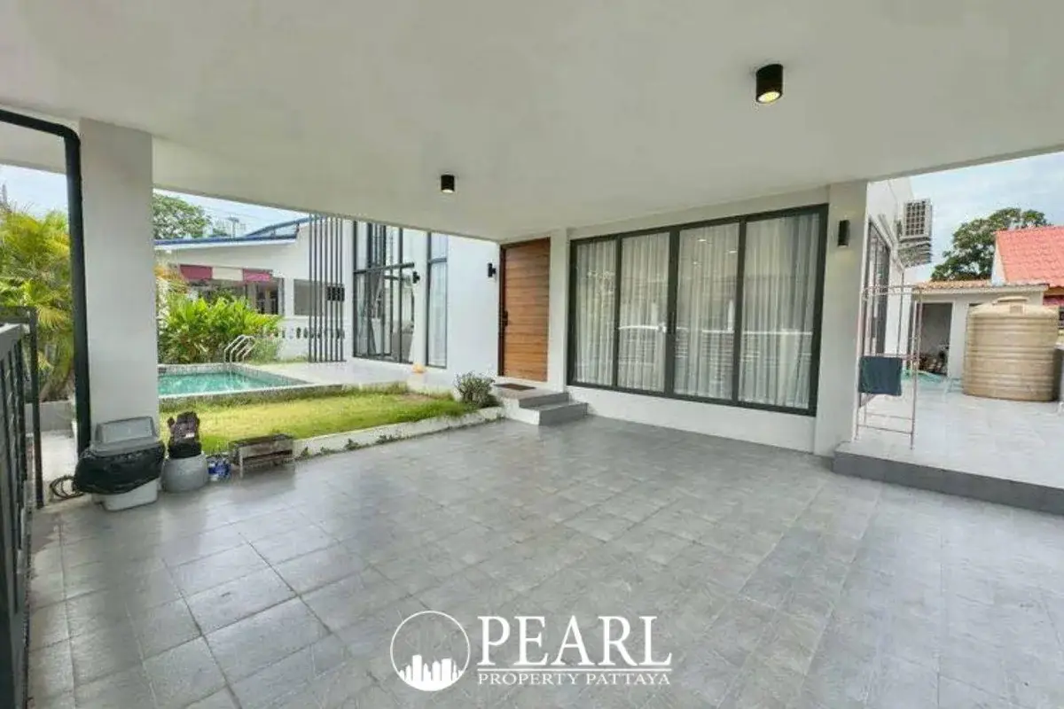 3 Bedroom House for Sale in Thamber Private Pool Villa spacious living room