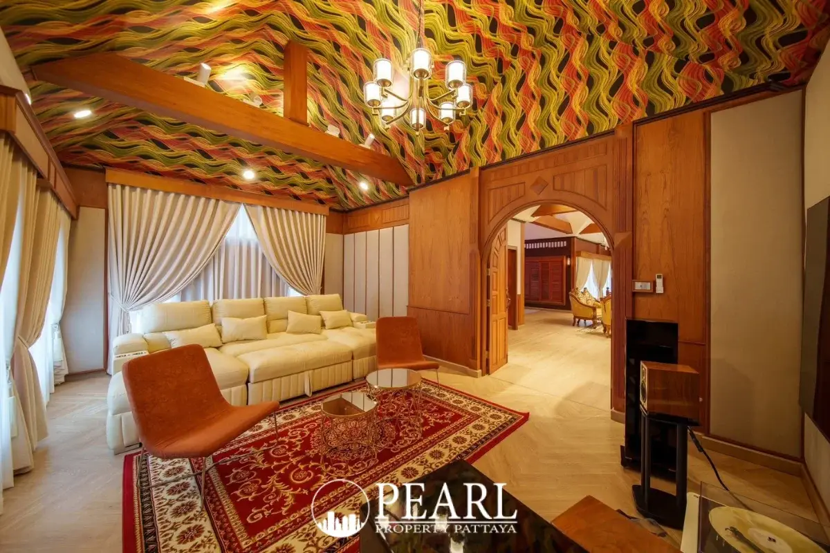 4 Bedroom House for Sale in Pattaya Hill 2 master bedroom with ensuite