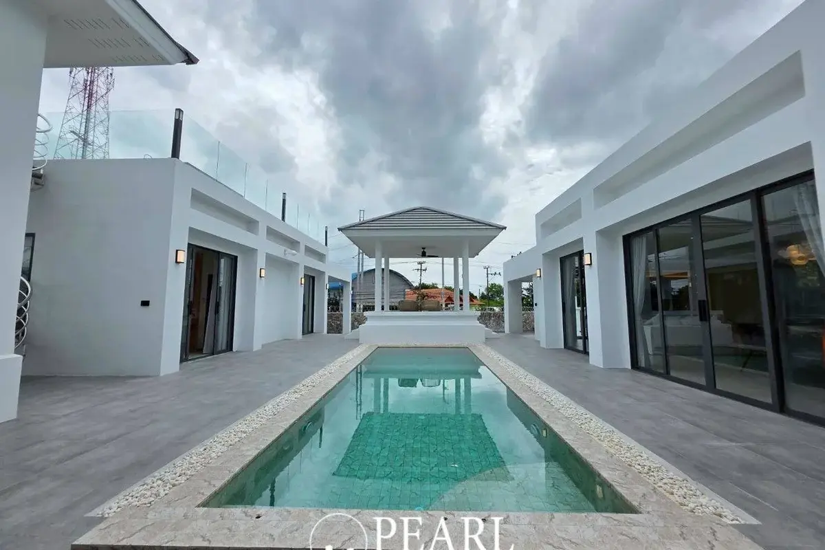 5 Bedroom House for Sale in Paradise Villa 1 & 2 spacious living room