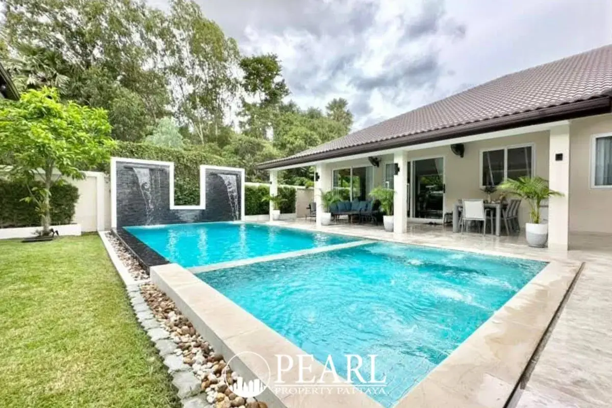 6 Bedroom House for Sale in Garden Ville 6 exterior facade