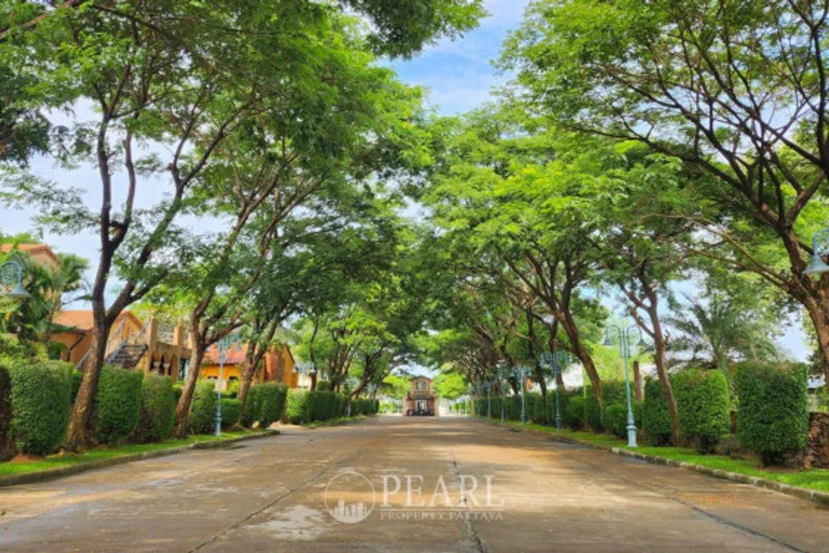 3 Bedroom House for Sale in Nusa Chivani Pattaya spacious living room