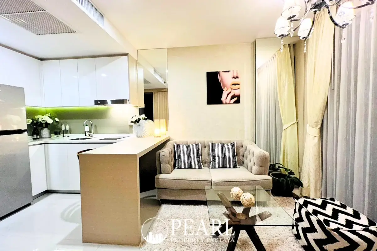 1 Bedroom Condo for Sale in The Riviera Jomtien bedroom with large bed and city view