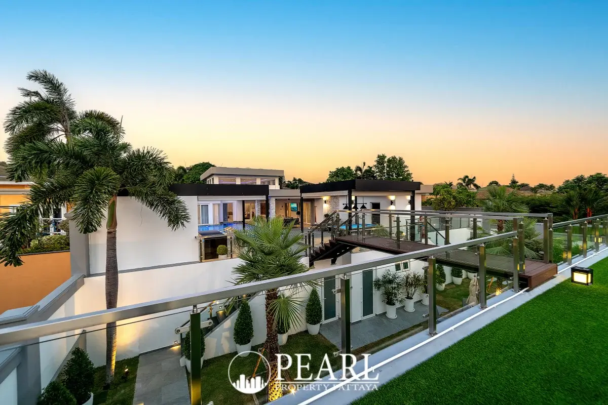 6 Bedroom House for Sale in Central Pattaya spacious living room