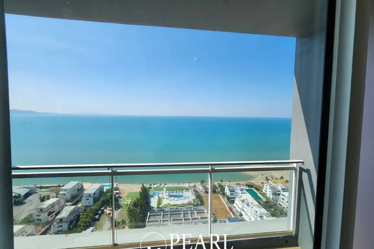 3 Bedroom Condo for Sale in Veranda Residence Pattaya spacious living room
