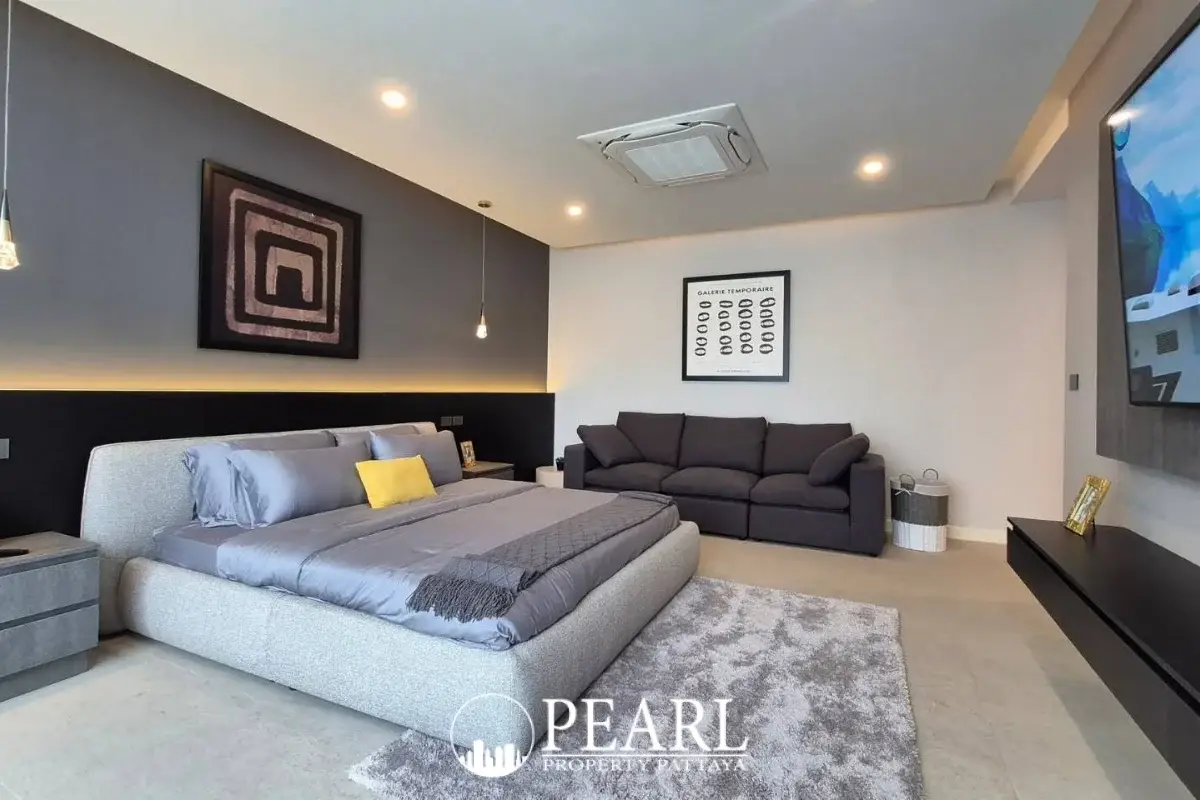 6 Bedroom House for Sale in Central Pattaya modern kitchen with island