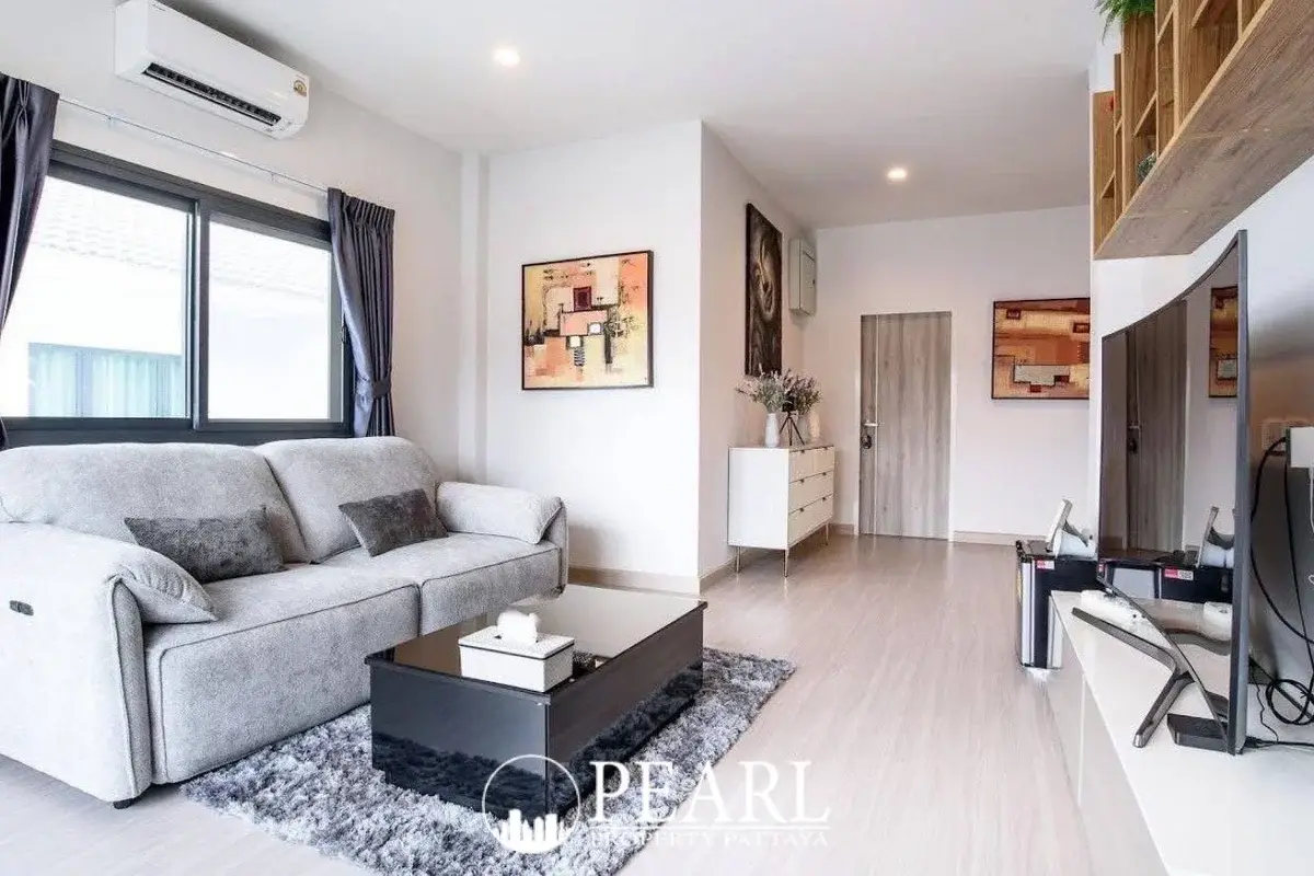 4 Bedroom House for Sale in Patta Ville spacious living room