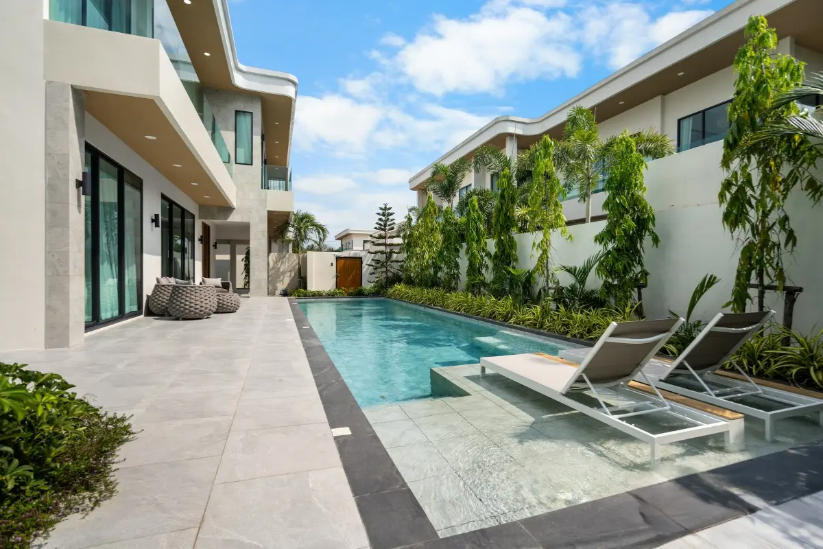 4 Bedroom House for Sale in Perla Villa master bedroom with ensuite bathroom