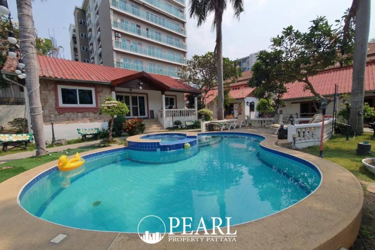 12 Bedroom House for Sale in Central Pattaya modern kitchen