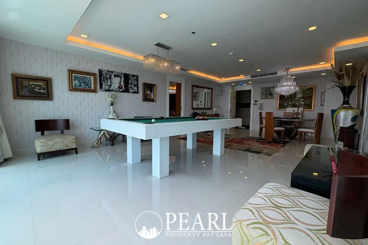 2 Bedroom Condo for Sale at Cosy Beach View spacious living room with modern furniture