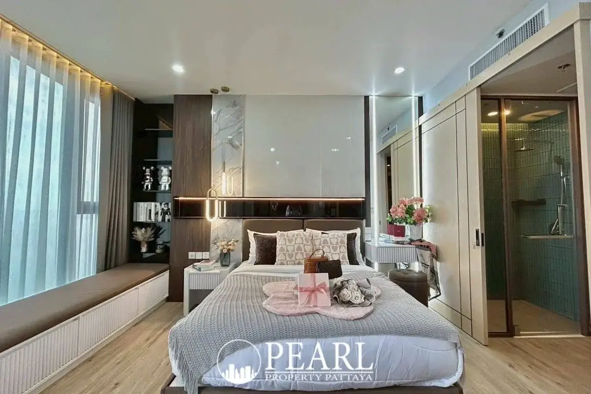 1 Bedroom Condo for Sale in Arom Wongamat modern bedroom with city view
