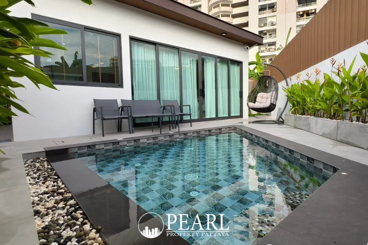 3 Bedroom House for Sale in Central Pattaya modern kitchen with island