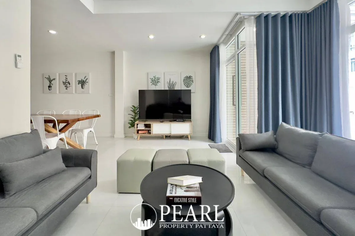 10 Bedroom House for Sale in Central Pattaya outdoor patio and garden area