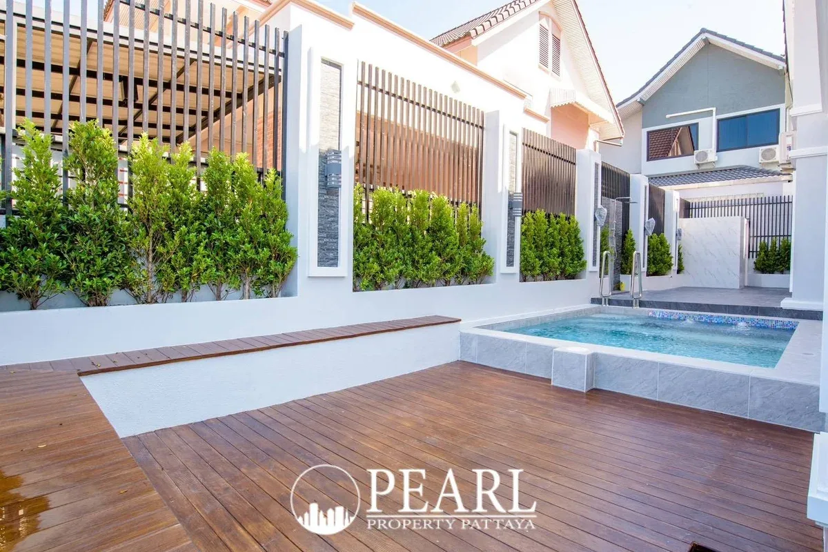 4 Bedroom House for Sale in Central Park 2 Pattaya master bedroom with ensuite
