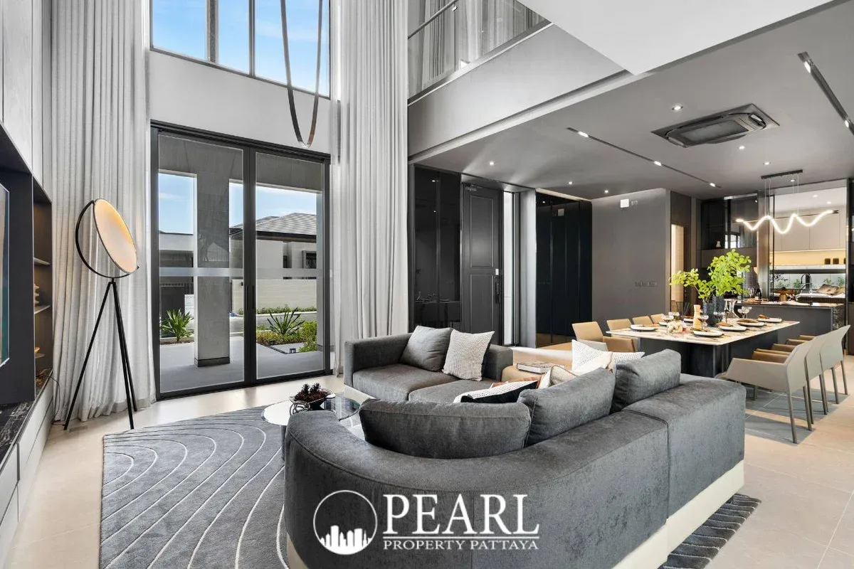 5 Bedroom Villa for Sale in Nong Prue lush tropical garden