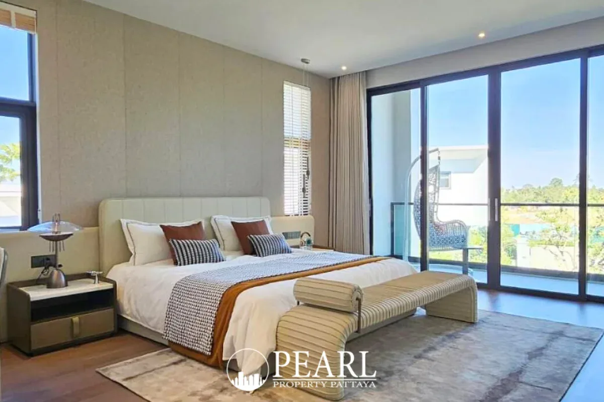 4 Bedroom Villa for Sale in Huai Yai elegant master bedroom with ensuite bathroom