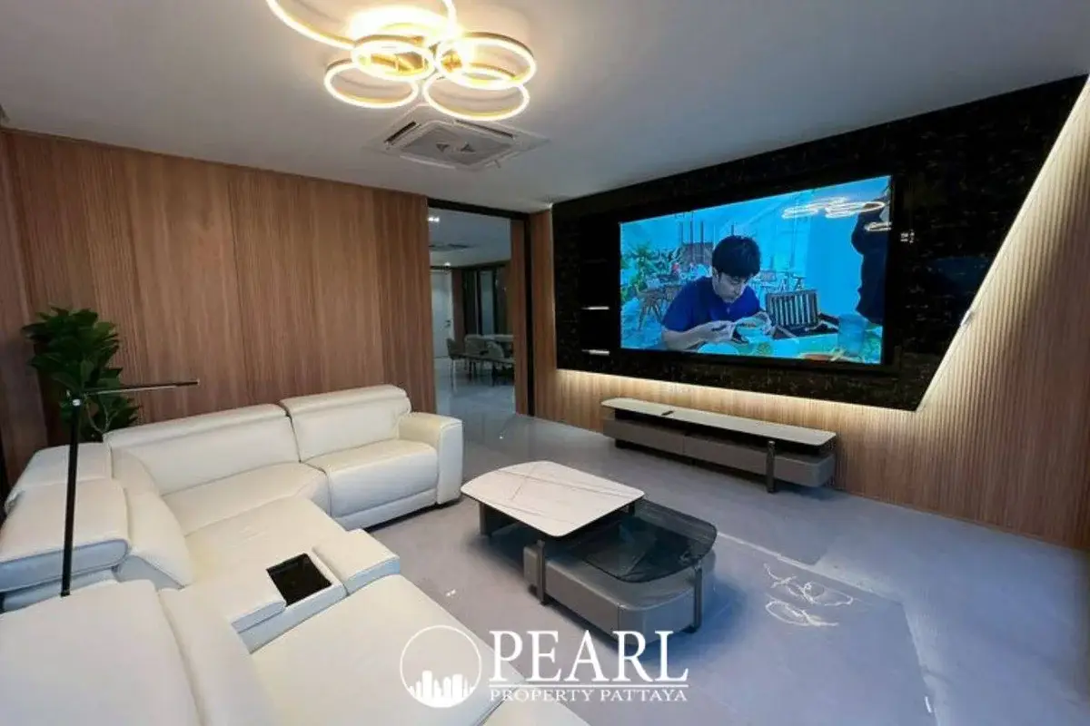 7 Bedroom House for Sale in View Point Village modern kitchen with island