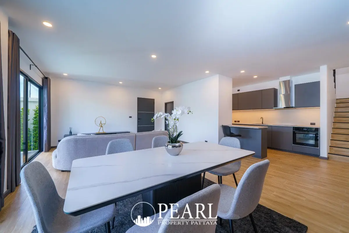 4 Bedroom Villa for Sale in Pong master bedroom