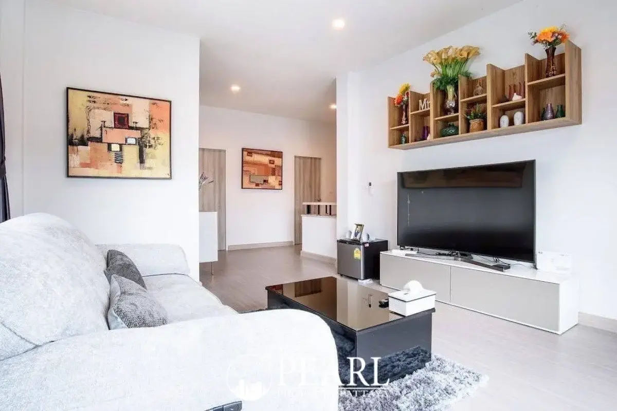 4 Bedroom House for Sale in Patta Ville modern kitchen with island