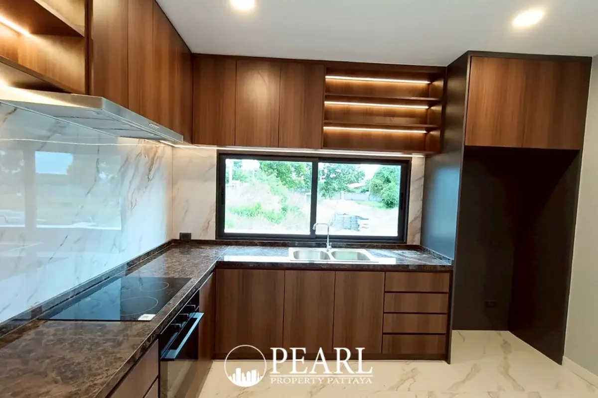 3 Bedroom Villa for Sale in Nong Prue master bedroom with ensuite