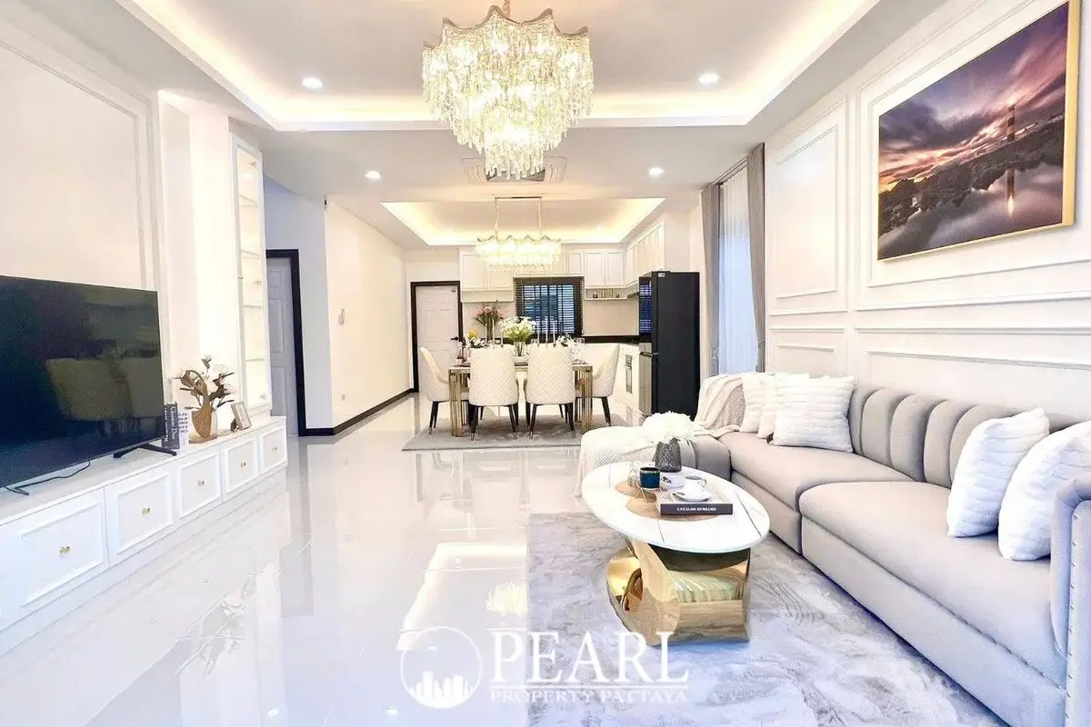 4 Bedroom House for Sale in TW. Garden Hill spacious living room