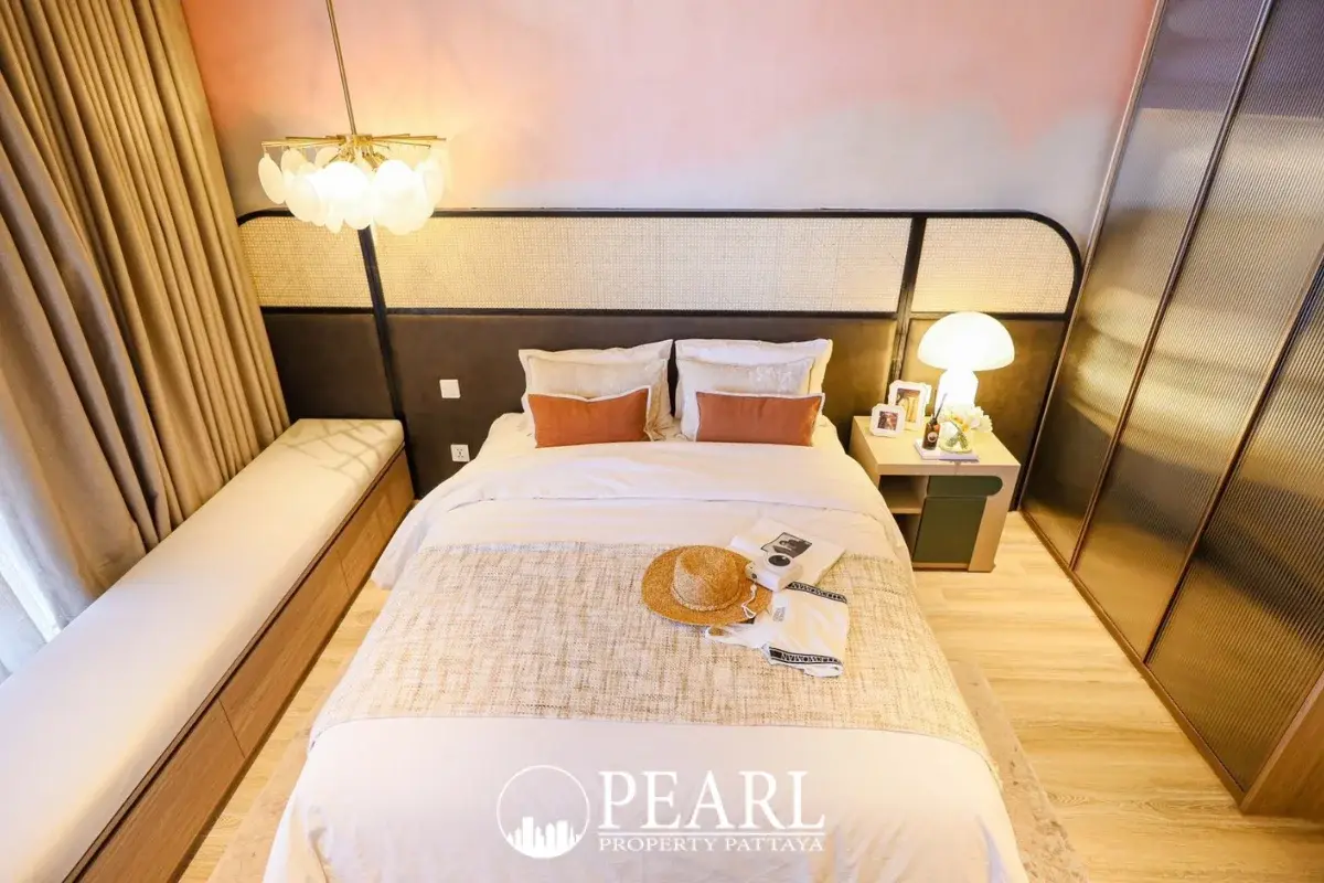 1 Bedroom Condo for Sale in Arom Jomtien spacious living room with balcony access