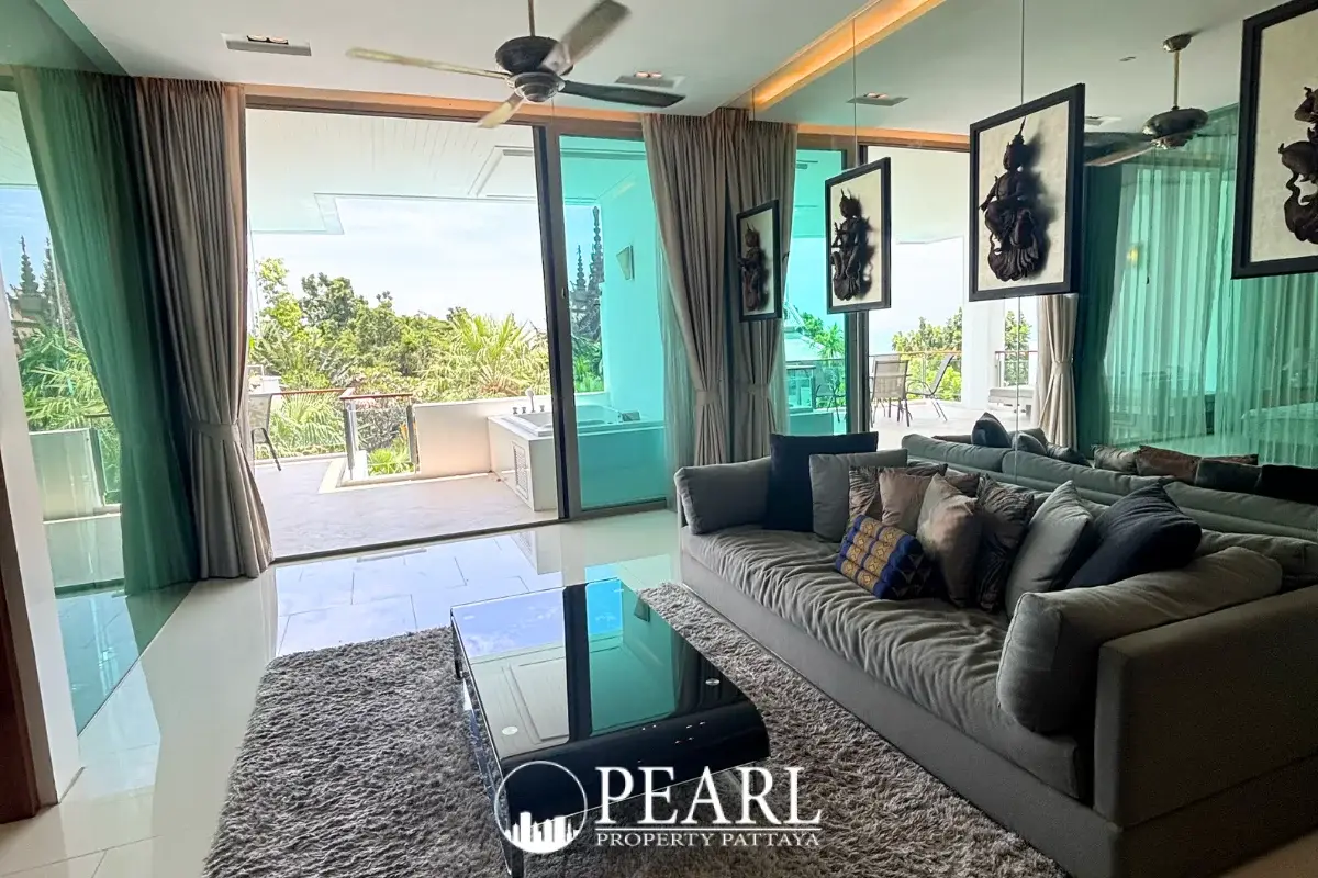 2 Bedroom Condo for Sale in The Sanctuary Wongamat fully equipped kitchen with dining area