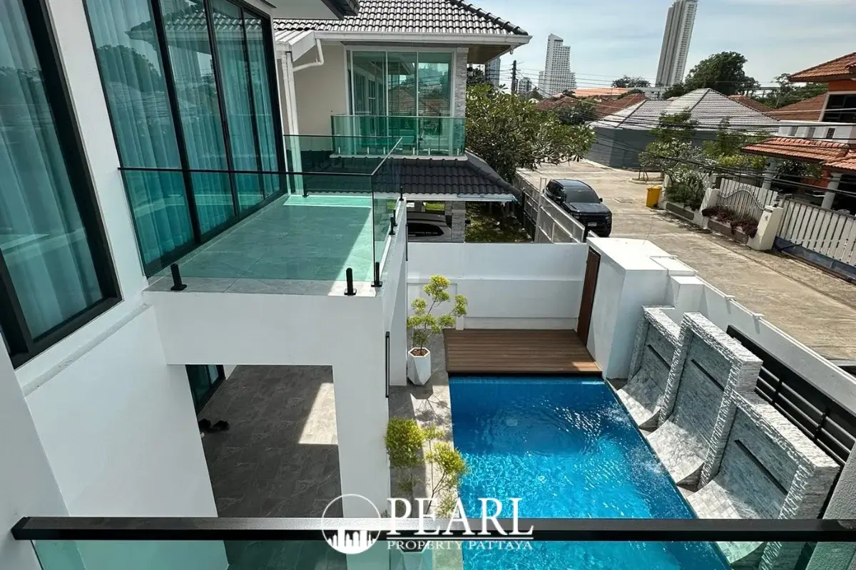 5 Bedroom House for Sale in Jomtien spacious living room