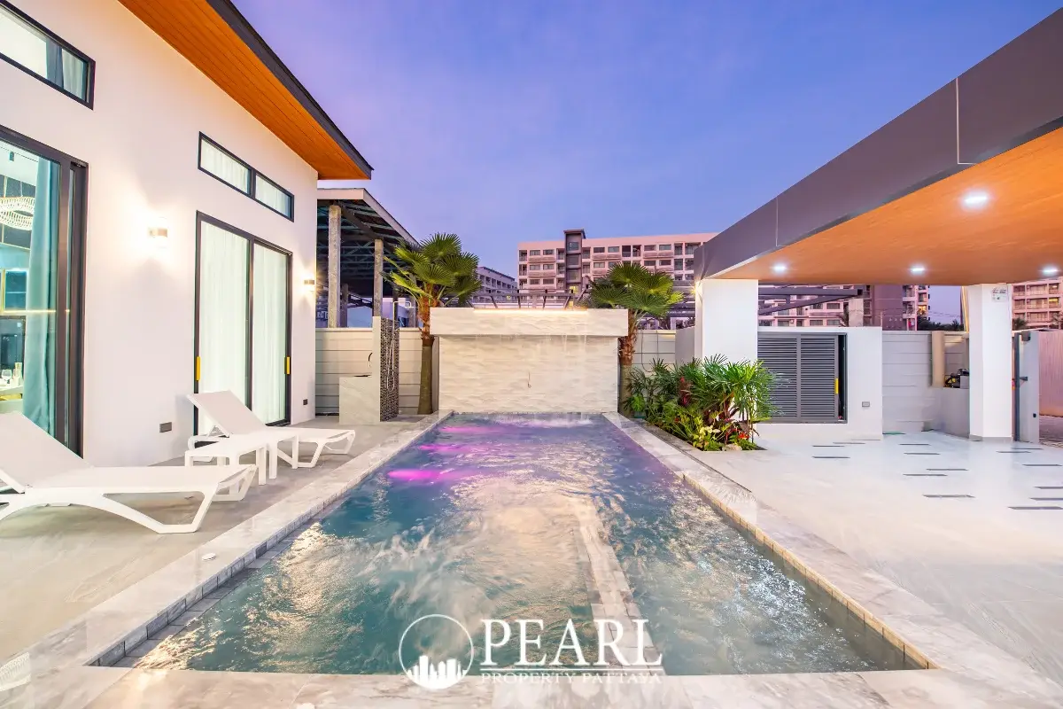 4 Bedroom House for Sale in Central Pattaya modern kitchen with island