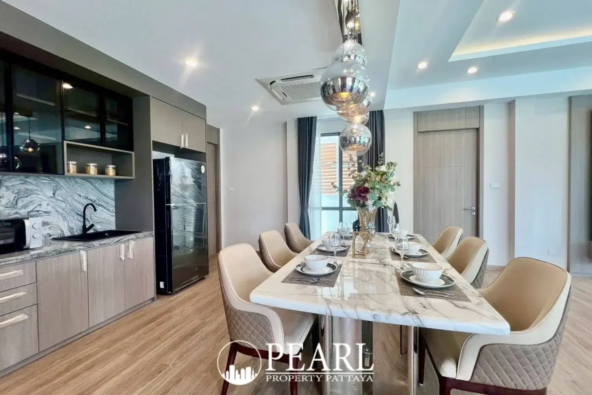4 Bedroom House for Sale in Thamber Private Pool Villa master bedroom with en-suite