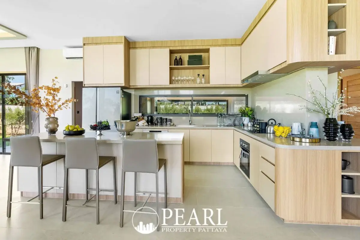 4 Bedroom House for Sale in Baan Pattaya 7 (Ascent) spacious living room