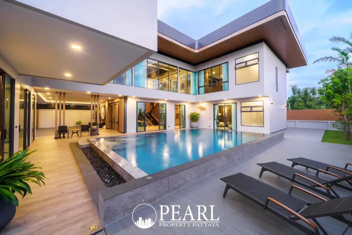 6 Bedroom House for Sale in M Mountain Grand Villa spacious living room