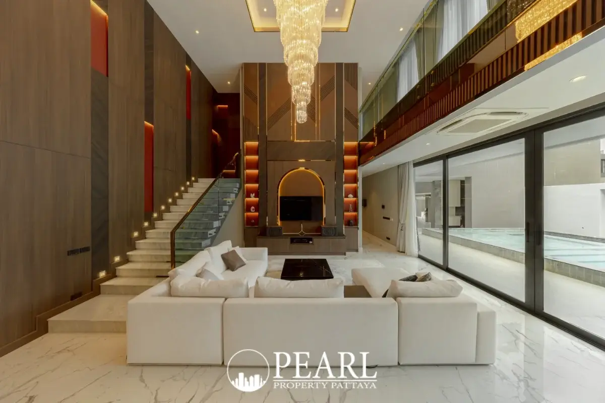 8 Bedroom House for Sale in Central Pattaya master bedroom