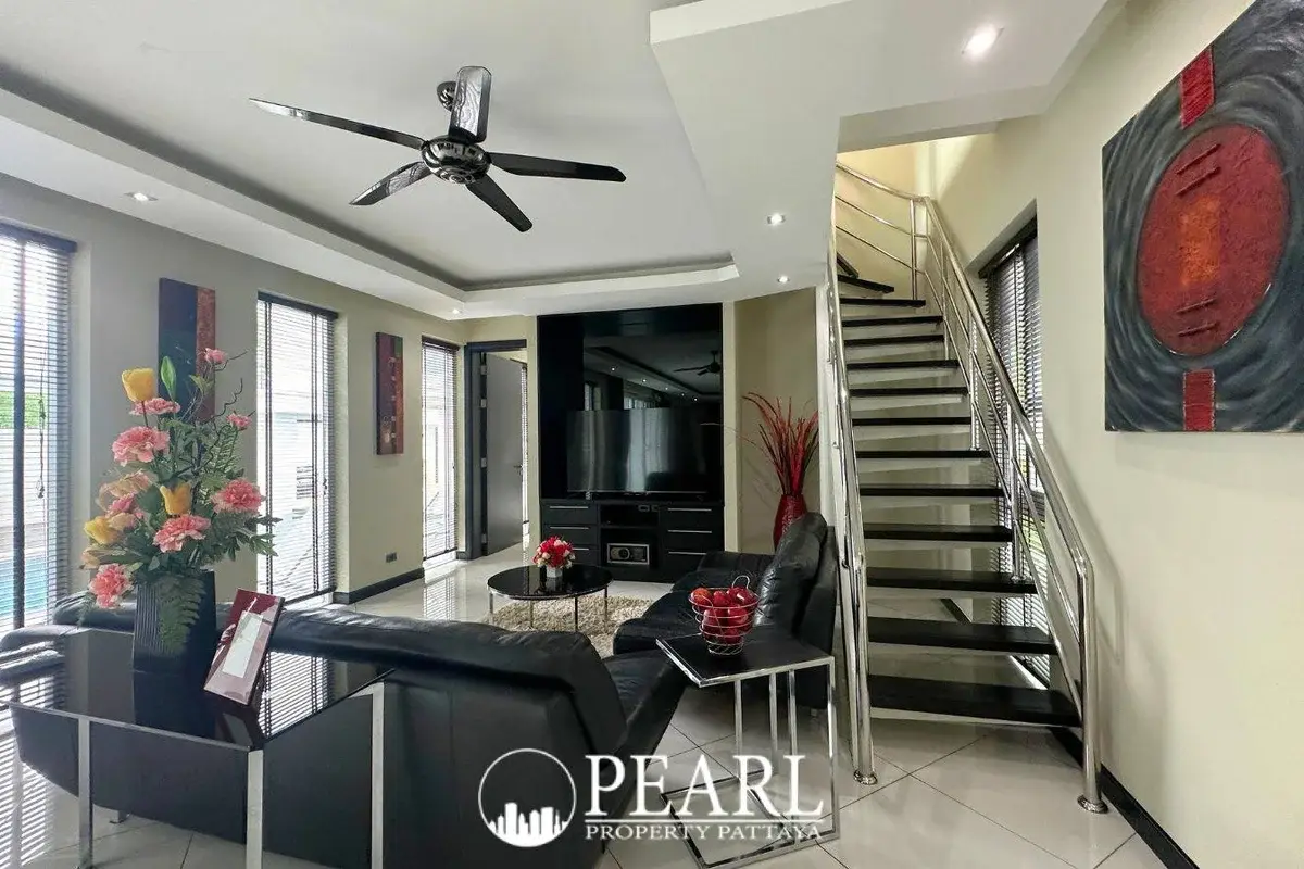 5 Bedroom House for Sale in Palm Oasis Villas master bedroom