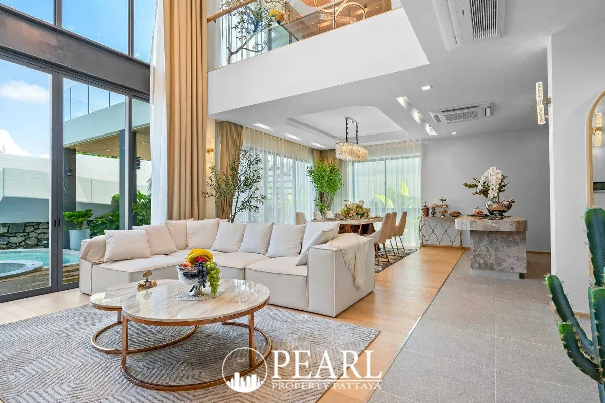 5 Bedroom House for Sale in Central Pattaya modern kitchen with island