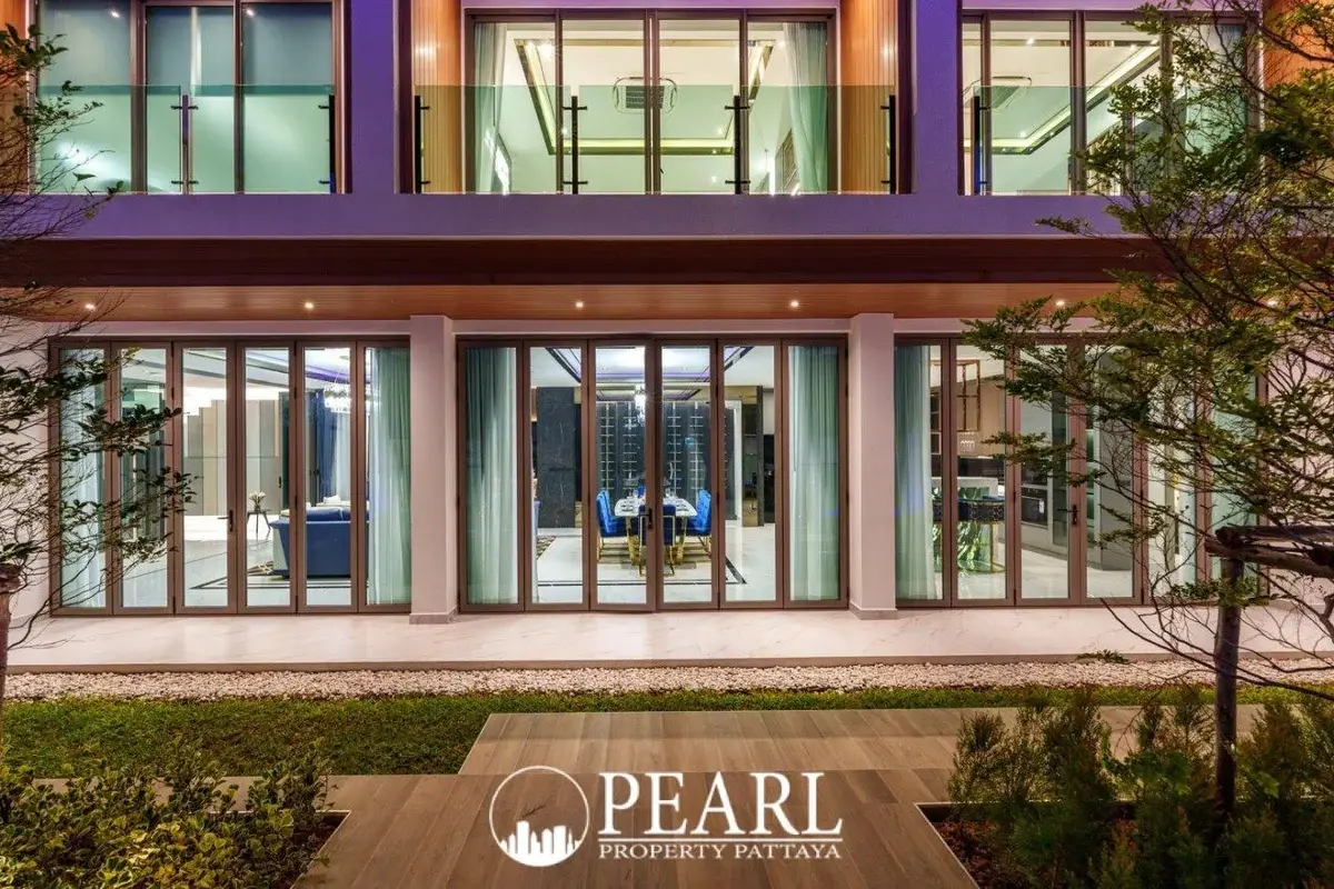 6 Bedroom House for Sale in East Pattaya modern kitchen with island