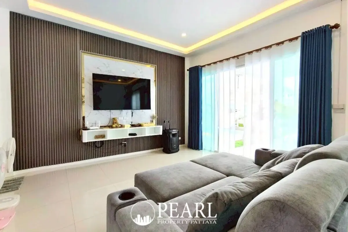 5 Bedroom House for Sale in Huay Yai master bedroom with ensuite