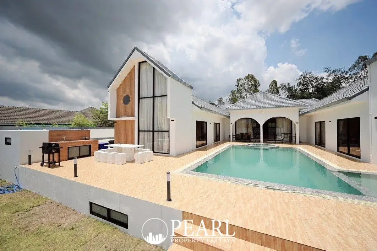 4 Bedroom House for Sale in Central Pattaya spacious living room