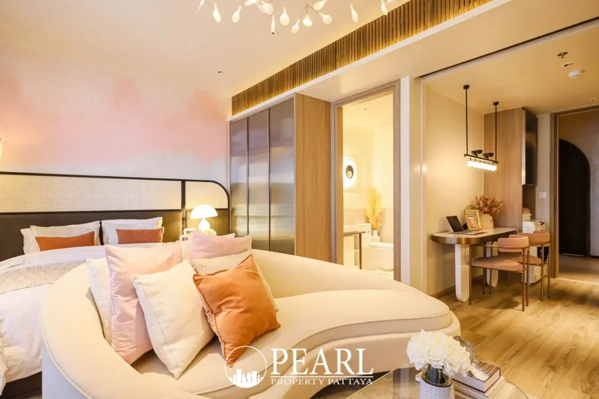 1 Bedroom Condo for Sale in Arom Jomtien infinity swimming pool overlooking Jomtien Beach