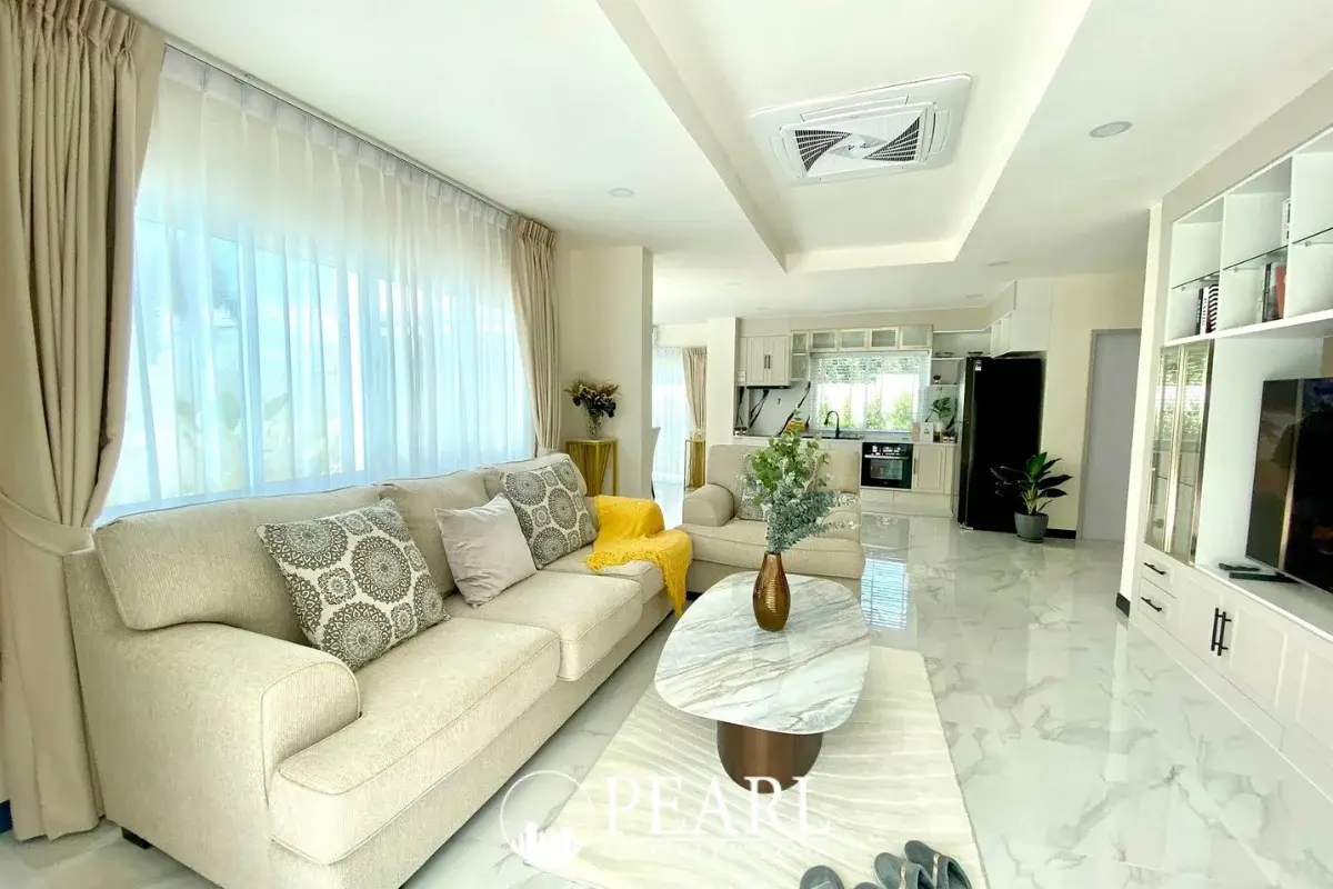 5 Bedroom Villa for Sale in Bang Lamung master bedroom with ensuite