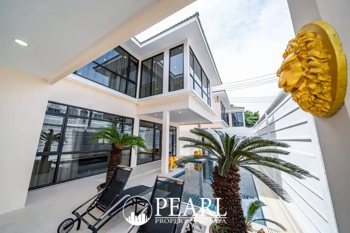 7 Bedroom House for Sale in Pattaya exterior facade